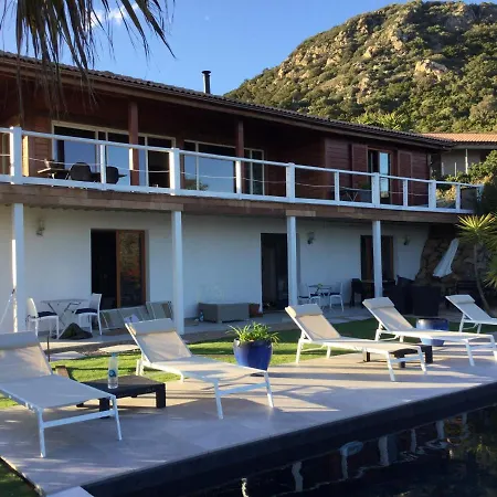 Chambre d’hôte indépendante en rez de jardin vue mer et accès plage à pied 15 mn Bed & Breakfast *