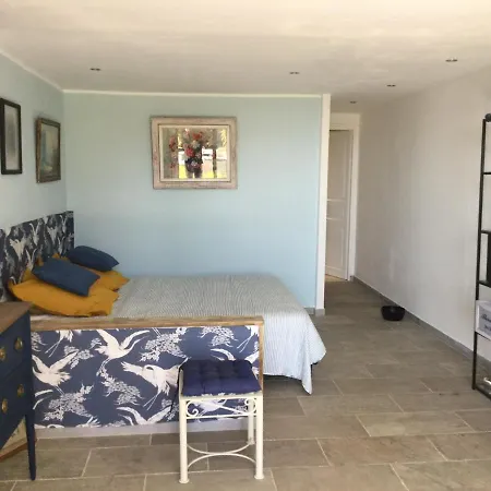 Chambre d’hôte indépendante en rez de jardin vue mer et accès plage à pied 15 mn Bed & Breakfast