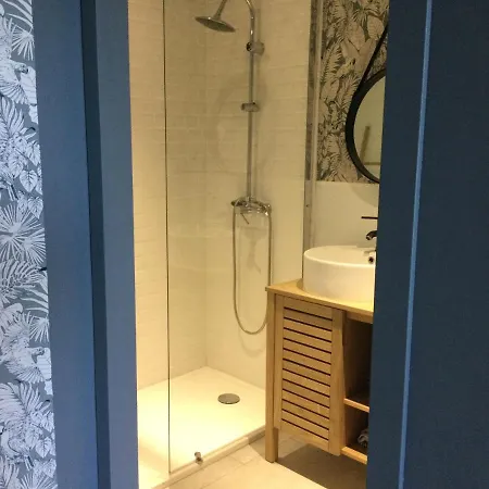 Chambre d’hôte indépendante en rez de jardin vue mer et accès plage à pied 15 mn Alojamento de Acomodação e Pequeno-almoço Zonza