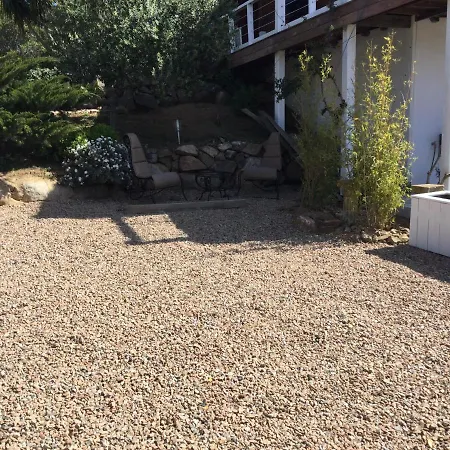 Chambre d’hôte indépendante en rez de jardin vue mer et accès plage à pied 15 mn Alojamento de Acomodação e Pequeno-almoço *